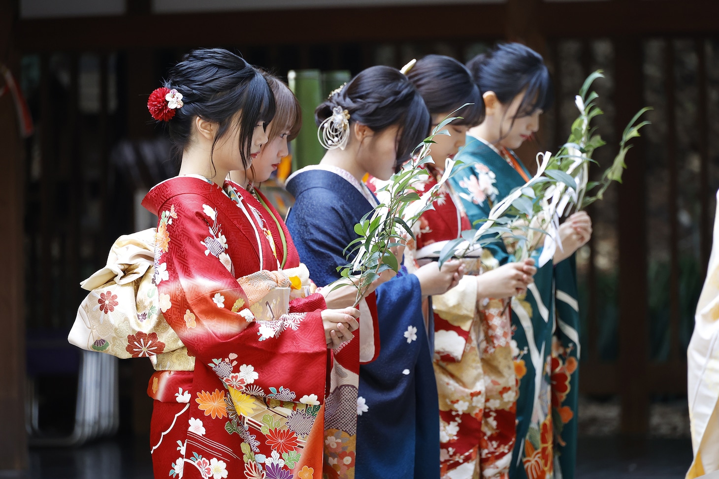 本殿での祈祷の様子。（写真提供：ソニーミュージックレーベルズ）