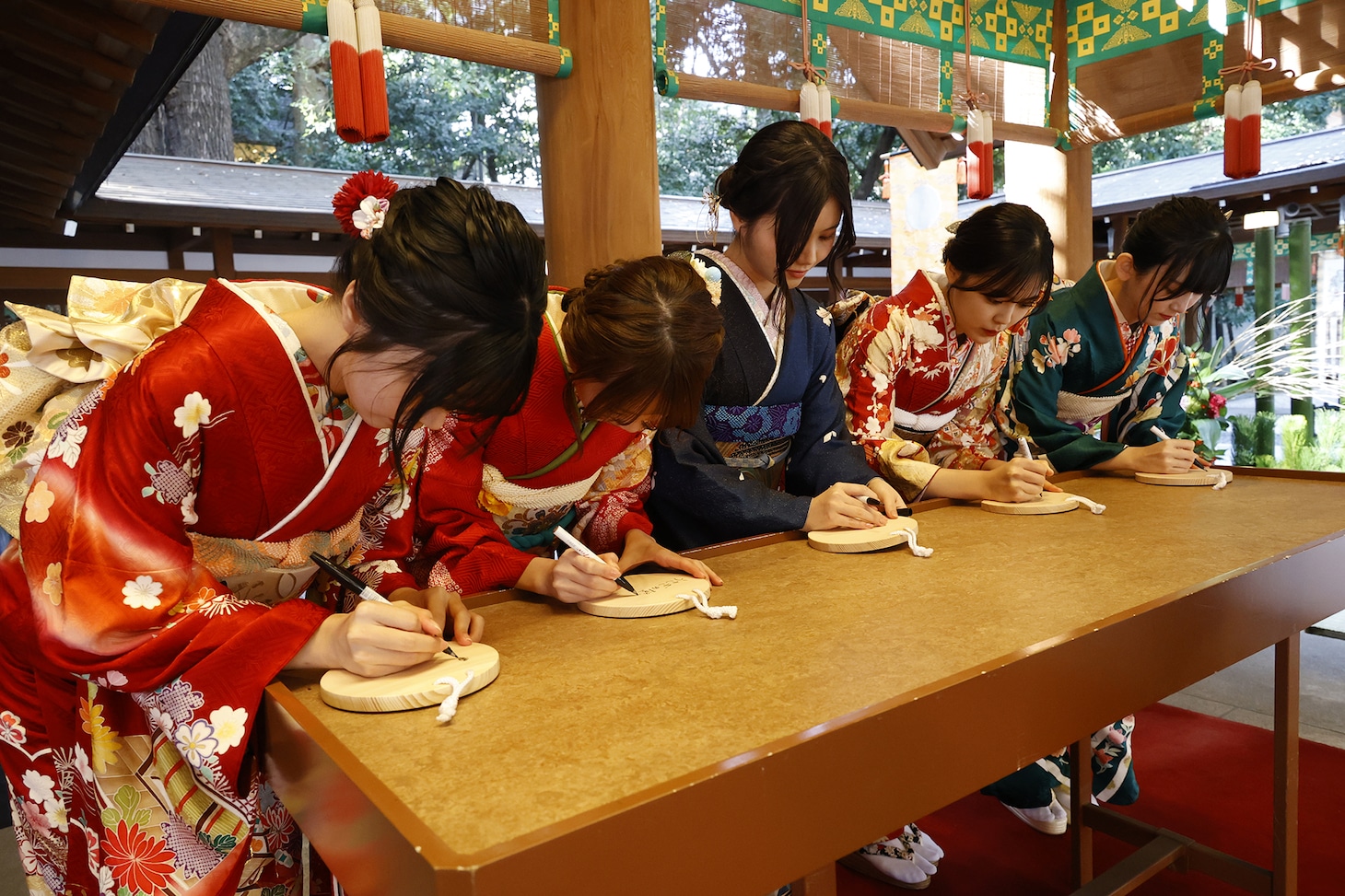 本殿での祈祷の様子。（写真提供：ソニーミュージックレーベルズ）