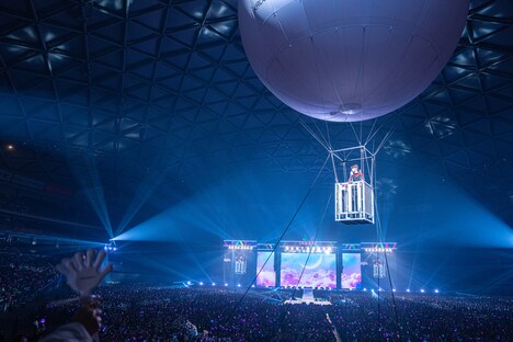 バルーンに乗って客席を見下ろすチャウヌ。