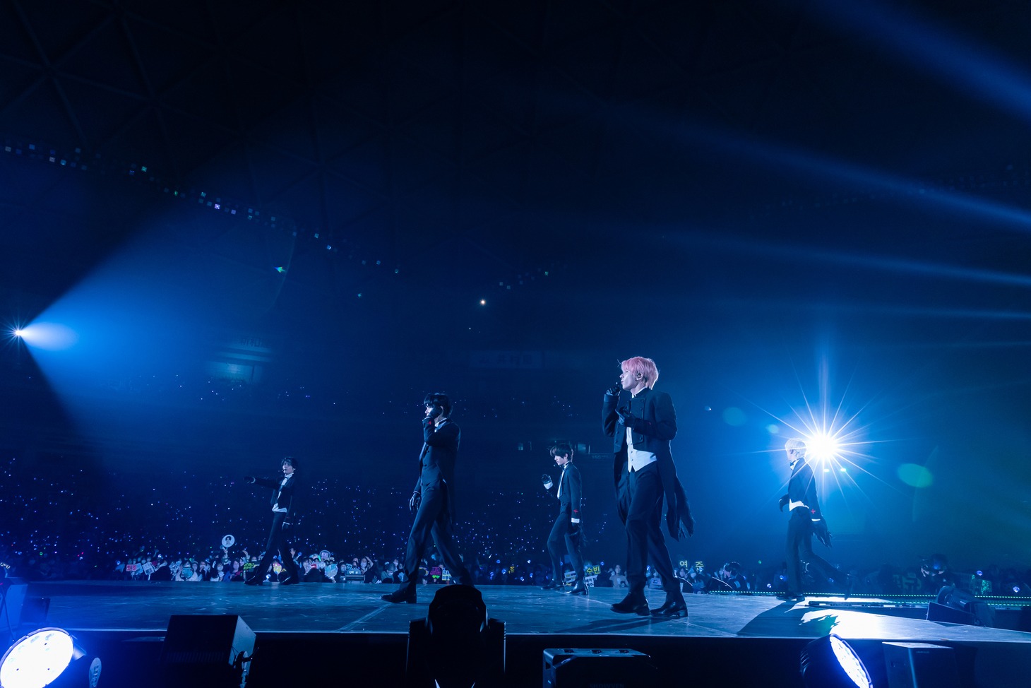 TOMORROW X TOGETHERのステージの様子。