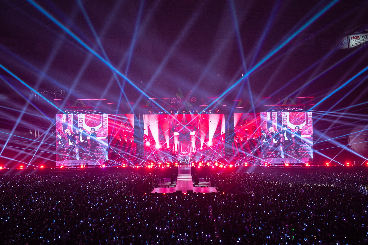 TOMORROW X TOGETHERのステージの様子。