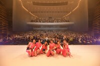 ガオラーと記念撮影をするLittle Glee Monster。（Photo by Yusuke Satou）