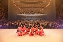 ガオラーと記念撮影をするLittle Glee Monster。（Photo by Yusuke Satou）