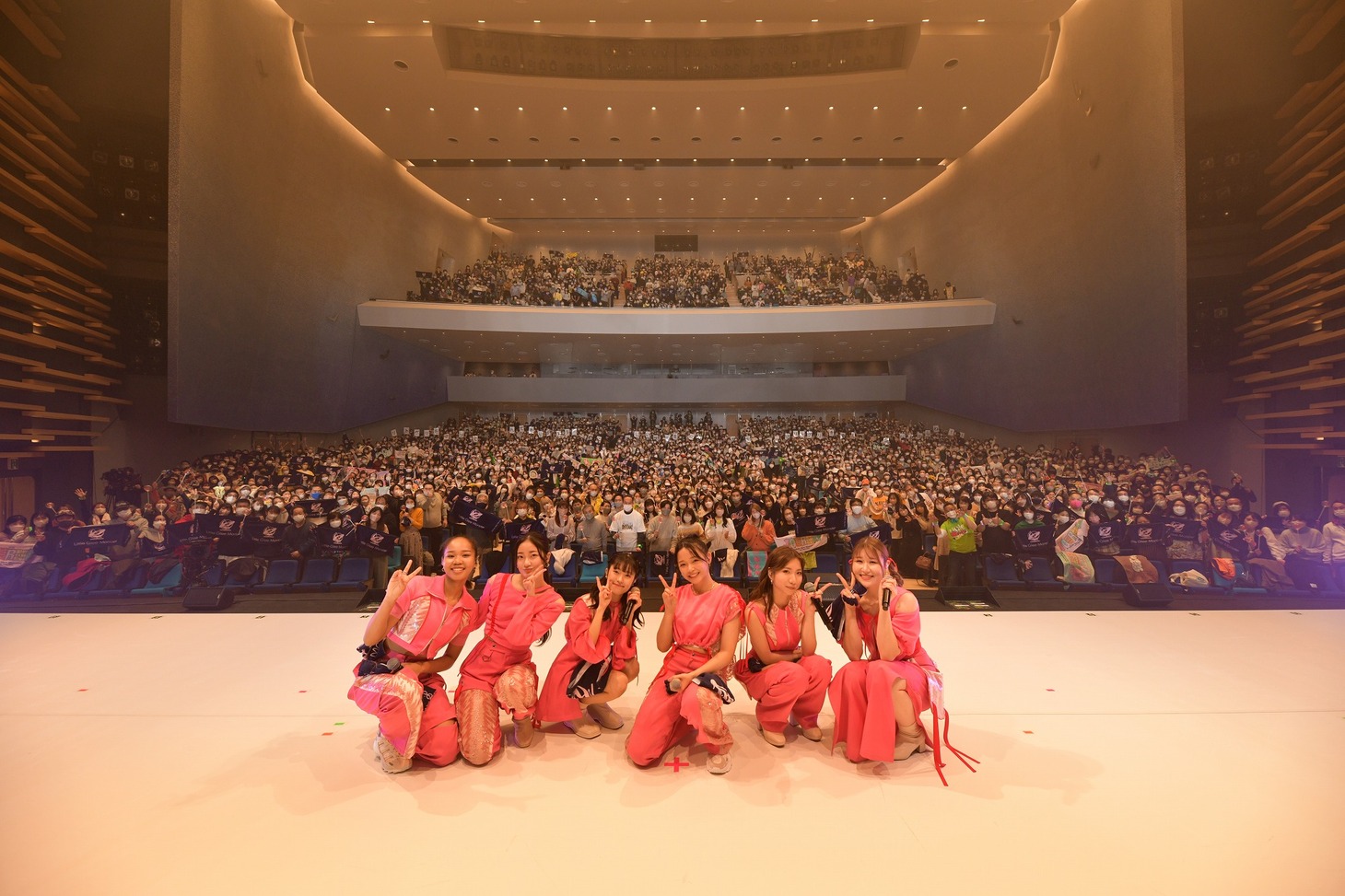 ガオラーと記念撮影をするLittle Glee Monster。（Photo by Yusuke Satou）