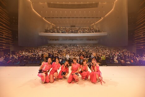 ガオラーと記念撮影をするLittle Glee Monster。(Photo by Yusuke Satou)