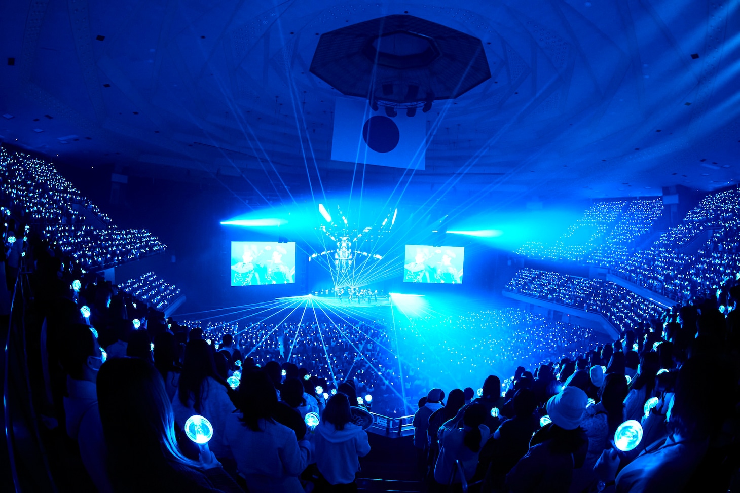 INI「2022 INI 1ST ARENA LIVE TOUR ［BREAK THE CODE］」東京・日本武道館公演の様子。(c)LAPONE Entertainment