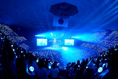 INI「2022 INI 1ST ARENA LIVE TOUR ［BREAK THE CODE］」東京・日本武道館公演の様子。(c)LAPONE Entertainment