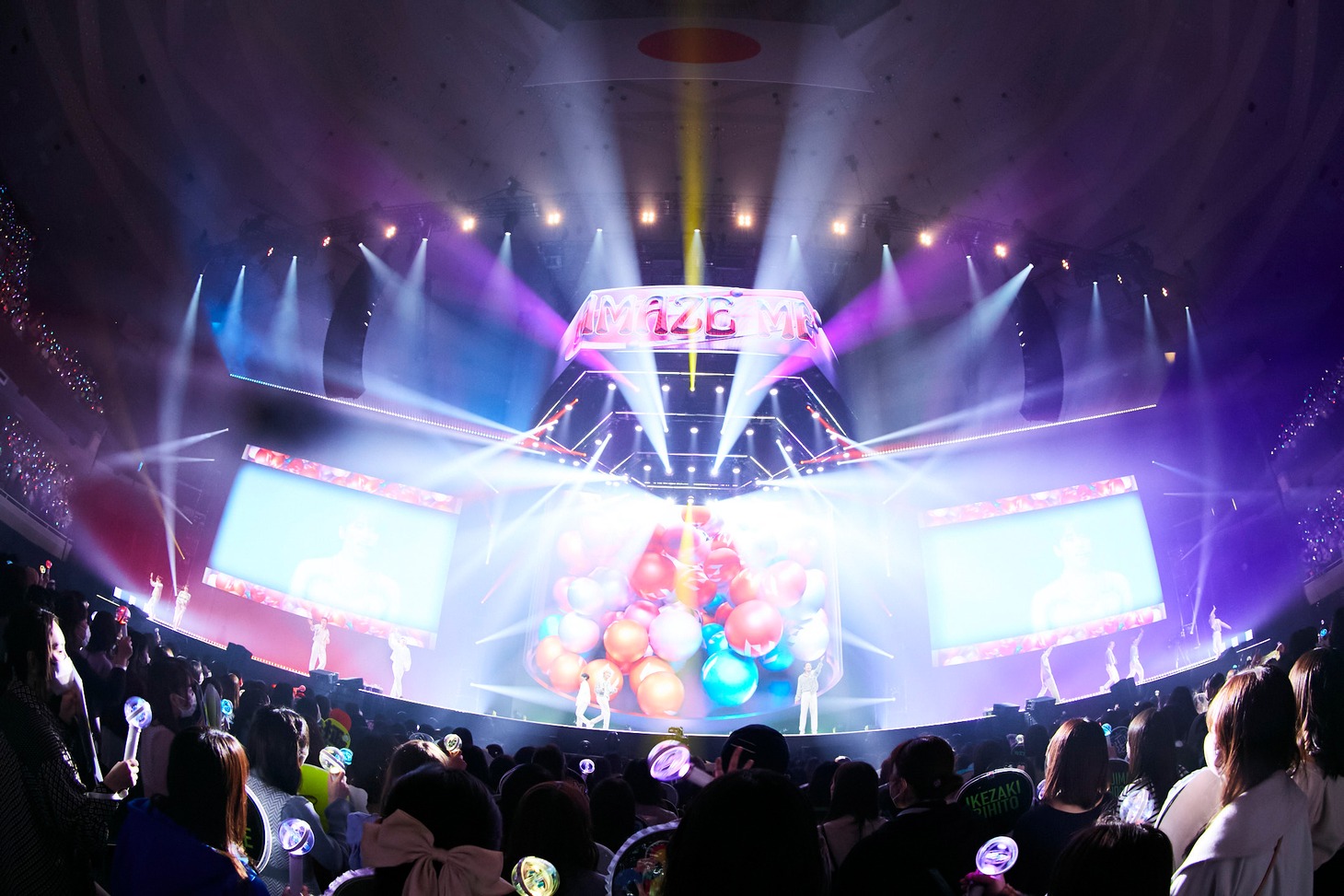 INI「2022 INI 1ST ARENA LIVE TOUR ［BREAK THE CODE］」東京・日本武道館公演の様子。(c)LAPONE Entertainment