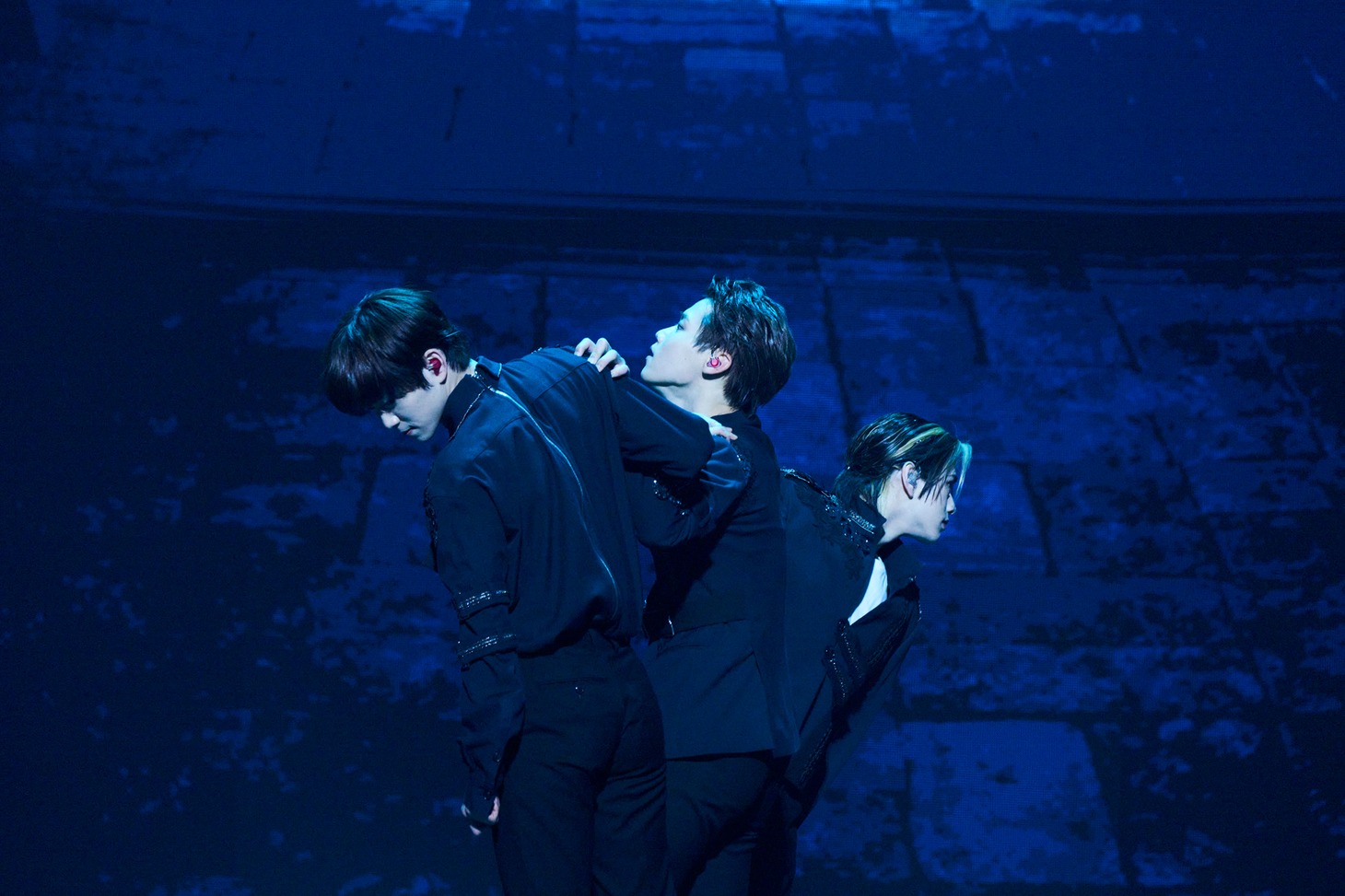 後藤威尊、木村柾哉、松田迅による「WORK SPACE DANCE」の様子。(c)LAPONE Entertainment