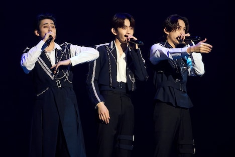 左から西洸人、田島将吾、池崎理人。(c)LAPONE Entertainment