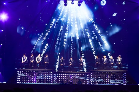 「Runaway」のパフォーマンスの様子。(c)LAPONE Entertainment