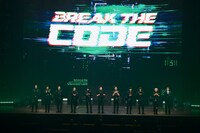 INI「2022 INI 1ST ARENA LIVE TOUR ［BREAK THE CODE］」東京・日本武道館公演の様子。(c)LAPONE Entertainment