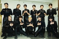 開演前のINI。(c)LAPONE Entertainment