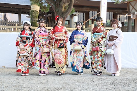 左から水野愛理、岡本彩夏、野村実代、川嶋美晴、伊藤実希、石塚美月。(c)2023 Zest, Inc. / 衣装協力 株式会社清水屋