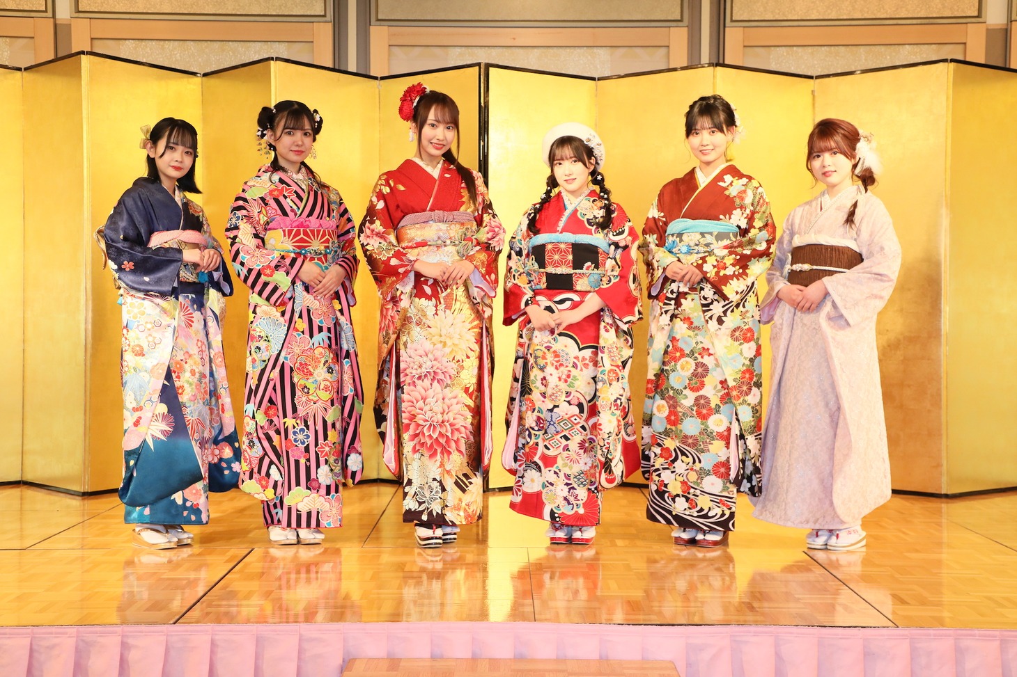 左から川嶋美晴、岡本彩夏、野村実代、水野愛理、伊藤実希、石塚美月。(c)2023 Zest, Inc. / 衣装協力 株式会社清水屋