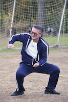 マエケン体操で肩を温める田原マネージャー。