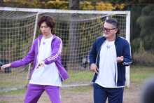 ピアノ経験者・リョウガとベース経験者・田原マネージャーのセッションの様子。