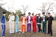 個性的な持ち方で白玉と赤玉を手にする超特急。カイの持ち方はナックルボールの握り。