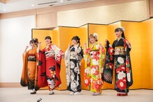 “ホップステップジャンプ”ポーズのAKB48 2023年新成人。