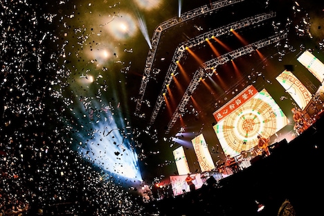 「マカロックツアーvol.14 ～10周年締めくくり秋・冬ツアー☆飽きがくる程そばにいて篇～」埼玉・さいたまスーパーアリーナ公演より「街中華☆超愛」のパフォーマンスの様子。（撮影：酒井ダイスケ）