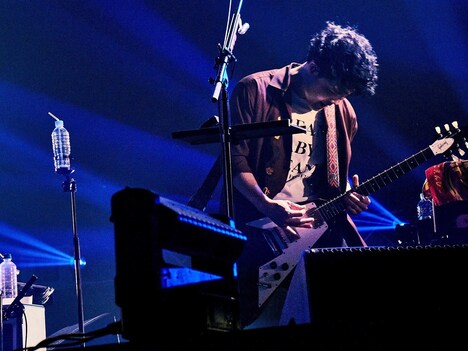 田辺由明（G, Cho）（撮影：酒井ダイスケ）