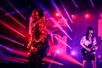 左から松岡彩（B）、宮崎朝子（G, Vo）。（写真提供：GOOD CREATORS RECORDS / UNIVERSAL SIGMA）