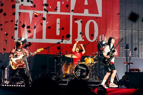 「SHISHAMO NO BUDOKAN!!! ~10YEARS THANK YOU~」の様子。(写真提供:GOOD CREATORS RECORDS / UNIVERSAL SIGMA)