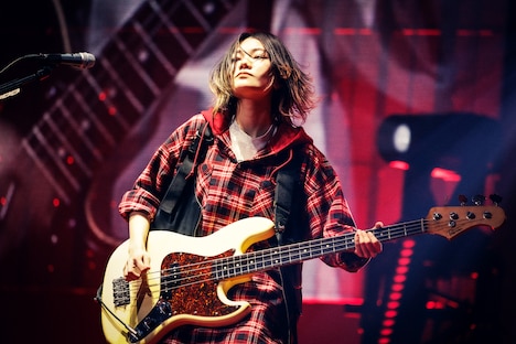 松岡彩(B)(写真提供:GOOD CREATORS RECORDS / UNIVERSAL SIGMA)