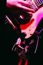 宮崎朝子（G, Vo）（写真提供：GOOD CREATORS RECORDS / UNIVERSAL SIGMA）