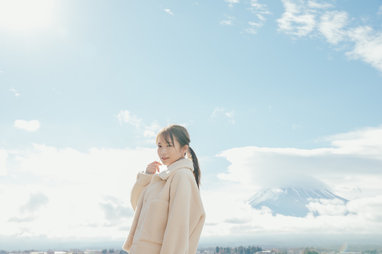 秋元真夏卒業記念写真集「振り返れば、乃木坂」より。（撮影：東京祐）