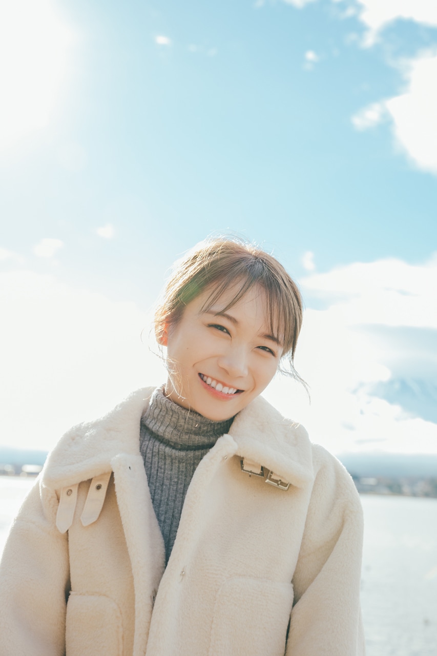 秋元真夏卒業記念写真集「振り返れば、乃木坂」より。（撮影：東京祐）