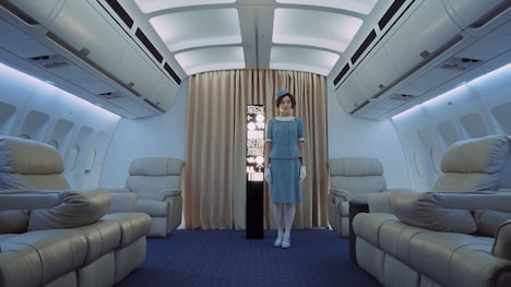 椎名林檎「JL005便で ～Flight JL005～（B747-246 Mix by Yoshinori Sunahara）」ミュージックビデオより。