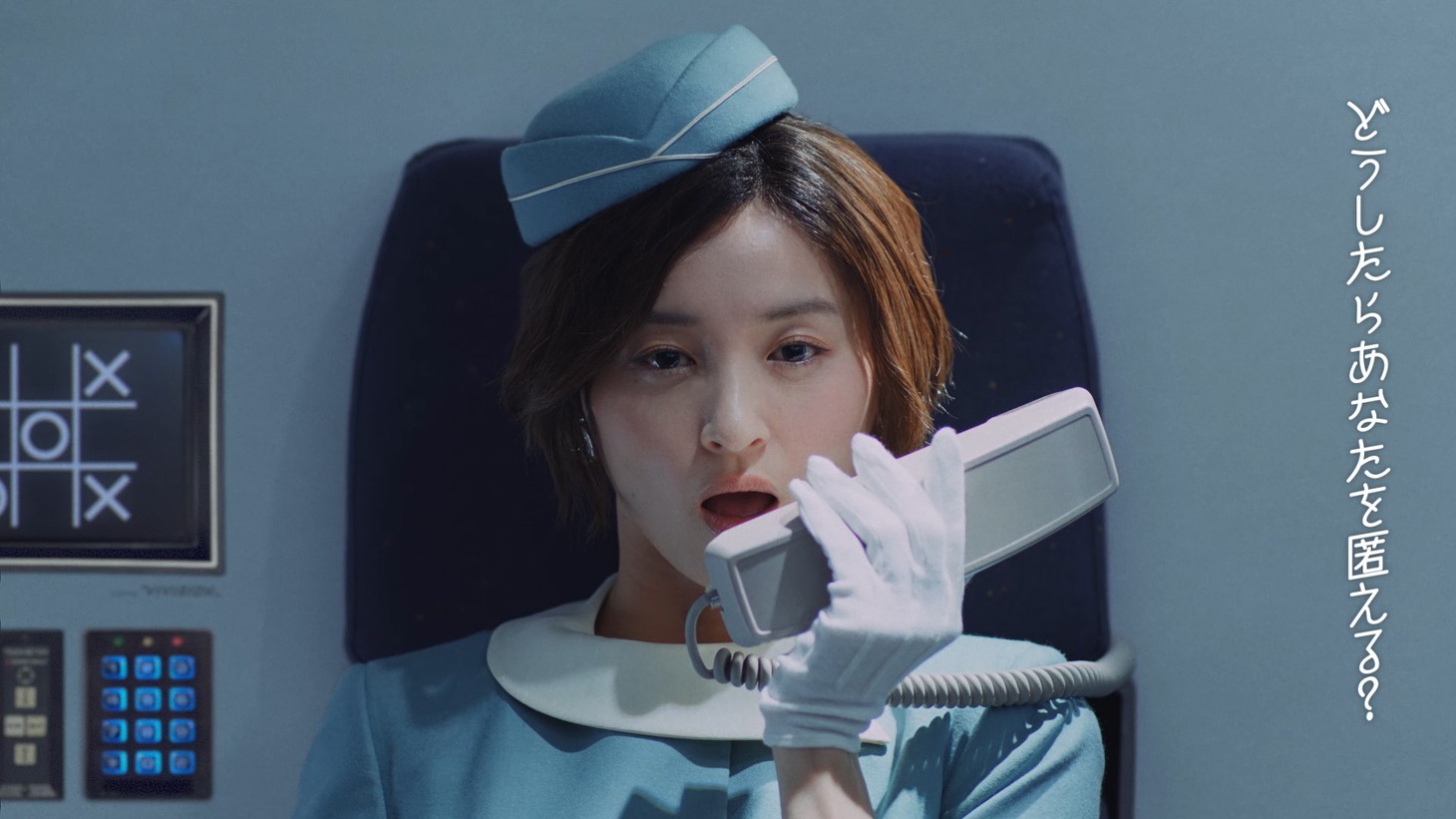 椎名林檎「JL005便で ～Flight JL005～（B747-246 Mix by Yoshinori Sunahara）」ミュージックビデオより。