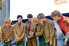 数原龍友からの電話を受けるLIL LEAGUE from EXILE TRIBE。