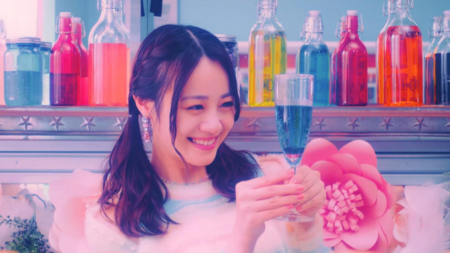 伊藤美来「Gift」ミュージックビデオのサムネイル。