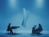 大橋トリオ「La La La feat. JQ from Nulbarich」のミュージックビデオより。