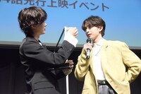 山中柔太朗（M!LK）にシールを貼られる木村慧人（FANTASTICS from EXILE TRIBE）。