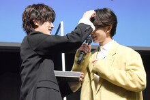 山中柔太朗（M!LK）にシールを貼られる木村慧人（FANTASTICS from EXILE TRIBE）。