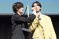 山中柔太朗（M!LK）にシールを貼られる木村慧人（FANTASTICS from EXILE TRIBE）。