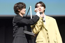 山中柔太朗（M!LK）にシールを貼られる木村慧人（FANTASTICS from EXILE TRIBE）。