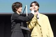 山中柔太朗(M!LK)にシールを貼られる木村慧人(FANTASTICS from EXILE TRIBE)。