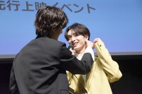 山中柔太朗（M!LK）にシールを貼られる木村慧人（FANTASTICS from EXILE TRIBE）。