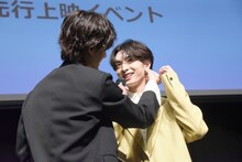 山中柔太朗（M!LK）にシールを貼られる木村慧人（FANTASTICS from EXILE TRIBE）。