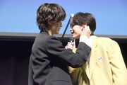 山中柔太朗(M!LK)にシールを貼られる木村慧人(FANTASTICS from EXILE TRIBE)。