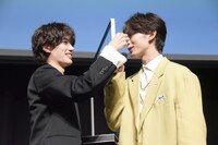 山中柔太朗（M!LK）にシールを貼られる木村慧人（FANTASTICS from EXILE TRIBE）。