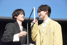 山中柔太朗（M!LK）にシールを貼られる木村慧人（FANTASTICS from EXILE TRIBE）。