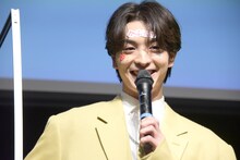 山中柔太朗（M!LK）にシールを貼られた木村慧人（FANTASTICS from EXILE TRIBE）。