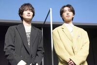 山中柔太朗（M!LK）、シールを貼られた木村慧人（FANTASTICS from EXILE TRIBE）。