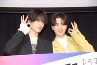 “飴ポーズ”をする山中柔太朗（M!LK）、木村慧人（FANTASTICS from EXILE TRIBE）。