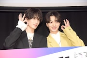 “飴ポーズ”をする山中柔太朗(M!LK)、木村慧人(FANTASTICS from EXILE TRIBE)。